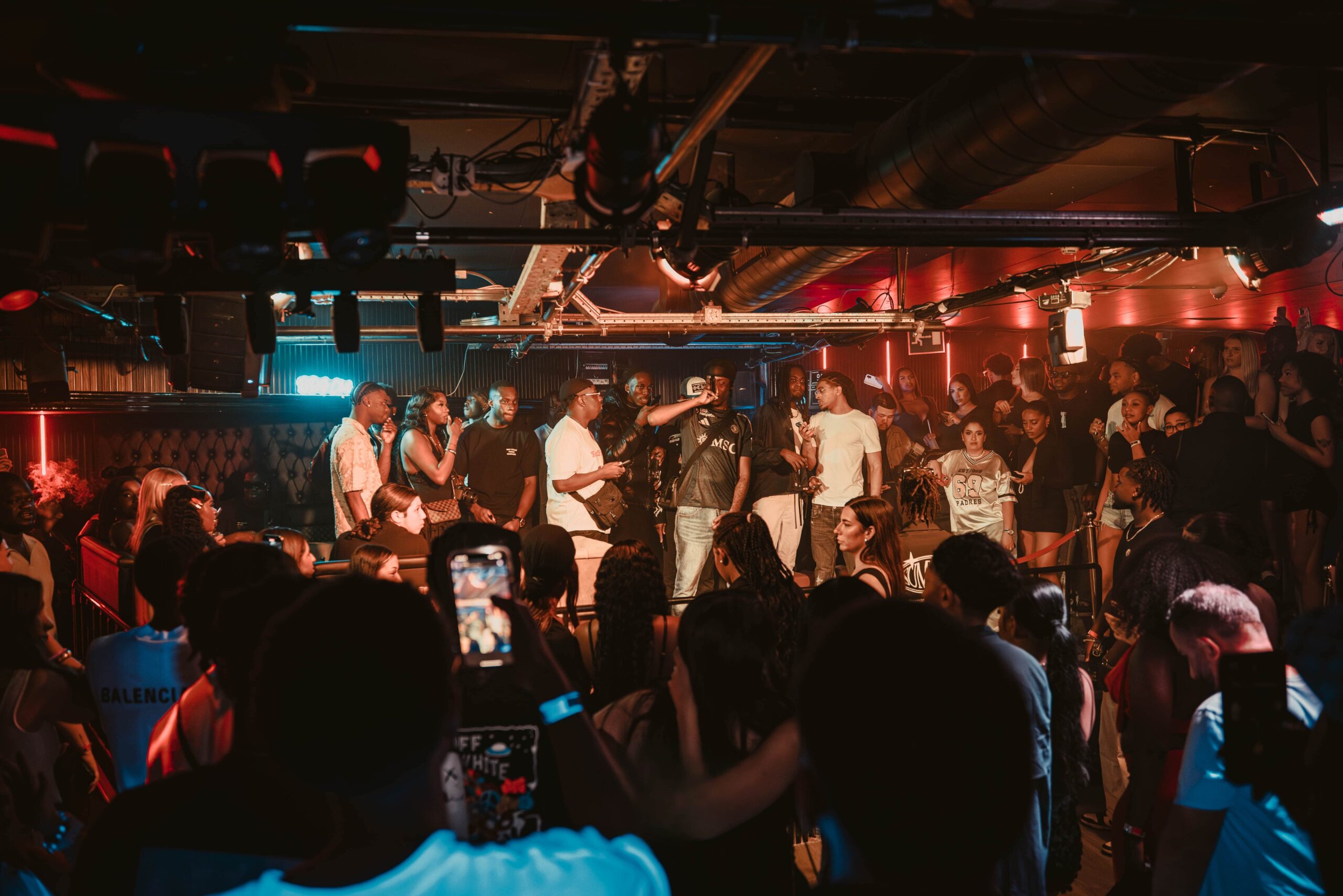 Foule mains en l'air pendant un concert au B Club