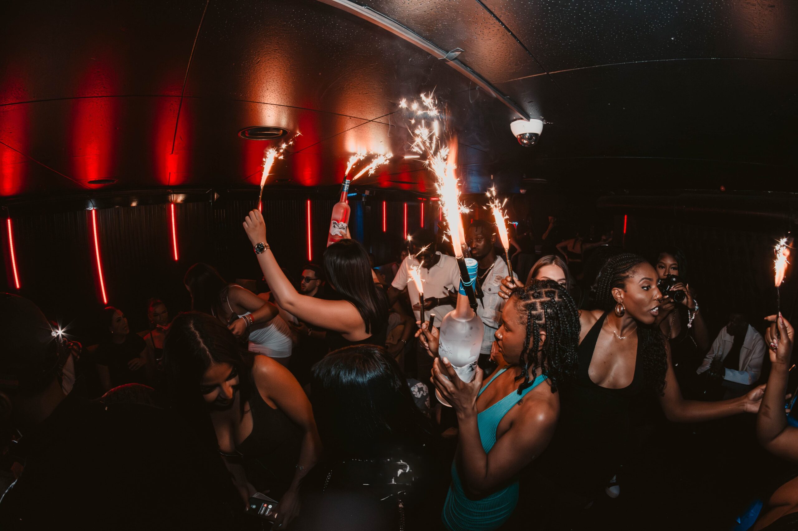 Foule en train de danser sous les lumières du B Club à Genève